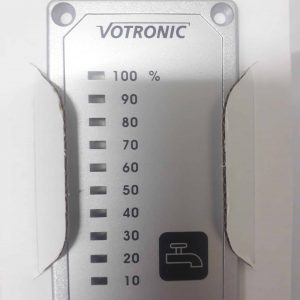 מדיד מים דיגיטלי למיכל מים בקרוואן, בגימור כסוף, כולל תצוגת אחוזים מדויקת מ-10% עד 100%, אייקון ברז בתחתית, ומתאים במיוחד להתקנה במערכות קמפינג וקרוואנים המשלבים אנרגיה סולארית וטכנולוגיות פוטו-וולטאיות לניהול יעיל של משק המים והחשמל באנרגיה מתחדשת. מסומן 