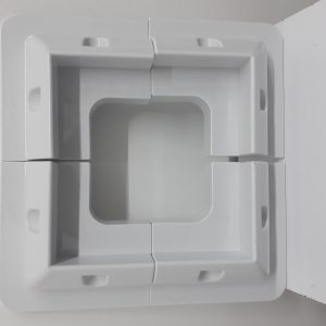 סט תושבות לפאנל סולארי: מסגרת מלבנית לבנה מפלסטיק, מורכבת מארבעה חלקים נפרדים להתחברות קלה לפאנלים פוטו-וולטאיים, אידיאלית להקמת מערכת ייצור חשמל ביתית באנרגיה סולארית ולחיזוק תשתיות אנרגיה מתחדשת.