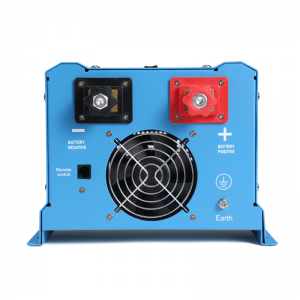 מבט קדמי של מהפך מכני/מטען משולב 3000W 12V, אידיאלי למערכות אנרגיה סולארית במערכות קמפינג או קרוואנים; כולל מאוורר קירור מרכזי, מסופי סוללה אדומים ושחורים, יציאות שלט רחוק מסומנות בבירור וחיבור הארקה - שנועד לייצור חשמל פוטו וולטאי יעיל ושילוב בתשתית אנרגיה מתחדשת.