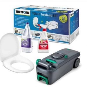 קלטת אסלה כימית ניידת דגם C400 מאת Thetford - כולל מושב אסלה, מיכל פסולת על גלגלים, בקבוקי נוזל ניקוי כפולים ואריזה - מושלם לקמפינג ידידותי לסביבה. תואם למערכות אנרגיה סולארית ולמערכות טכנולוגיות פוטו-וולטאיות, ציוד זה תומך בייצור חשמל בר-קיימא מחוץ לרשת ותשתית אנרגיה מתחדשת במהלך הרפתקאות בחוץ.