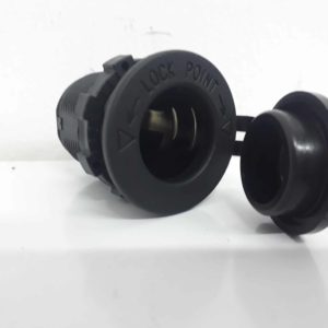 תקריב של שקע נקודת נעילה עגול מפלסטיק שחור עם כיסוי פתוח (שקע מצית עגול+כיסוי), המיועד לשילוב במערכות אנרגיה סולארית, מתקנים פוטו-וולטאיים, תחנות כוח ניידות ותשתיות אנרגיה מתחדשת; אידיאלי עבור חלוקת כוח DC יעילה ויישומים מחוץ לרשת, מצולמים על משטח לבן על רקע רגיל.