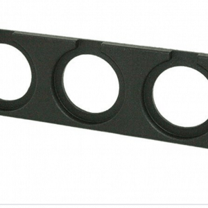 מסגרת מלבנית לשקע מצית/USB/צג, בעלת שלושה פתחים עגולים וארבעה חורי ברגים בפינות, בצבע שחור. אידיאלית להתקנה במערכות אנרגיה סולארית לקרוואנים, תחנות כוח סולאריות ניידות ותשתיות פוטו-וולטאיות מתקדמות. המוצר מוצג על רקע לבן ומיועד לשילוב נתיבי זרם במערכות ייצור חשמל אנרגיה מתחדשת.