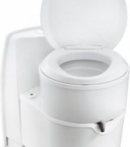 שירותים כימיים קומפלט דגם C224-CW THETFORD בצבע לבן עם מכסה פתוחה, מיועדים לשימוש בקרוואנים ופתרונות תיירות ברי קיימא, ומשתלבים במערכות אנרגיה סולארית ופוטו-וולטאית ליצירת תשתית מתקדמת לאי פססוף לצד ייצור חשמל אנרגיה מתחדשת.