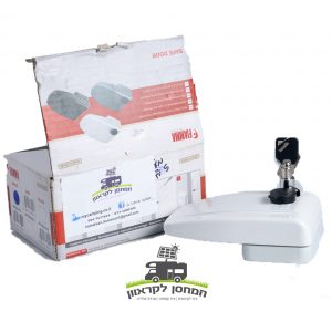 תצלום של מנעול דלת חיצוני לבן FIAMMA עם מפתח מוכנס, המוצג לצד האריזה שלו במותג העברי - מושלם לאבטחת רכיבי מערכת פוטו-וולטאית, פאנלים סולאריים ניידים, יחידות לייצור חשמל וציוד אנרגיה מתחדשת בקרוואנים או בתשתיות ניידות.