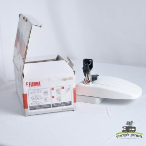 מנעול חיצוני לדלתות קרוואן מבית FIAMMA, לבן ומצויד במפתחות, מוצג לצד קופסת הקרטון הפתוחה שלו על משטח לבן. אביזר אידיאלי עבור קרוואנים המונעים על ידי שמש או מערכות קמפינג באנרגיה מתחדשת, תומך בתשתית מאובטחת למערכות פוטו-וולטאיות וייצור חשמל מחוץ לרשת.