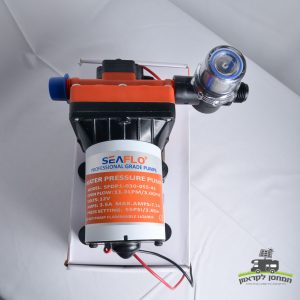 משאבת מים 12V לקרוואן/יאאכטה 11.3 ליטר לדקה עם מסנן, מוצגת על משטח לבן – אידיאלית לפתרונות קמפינג, קרוואנים או יאכטות המופעלות באנרגיה סולארית; מתאימה למערכות פוטו-וולטאיות שתיות אנרגיה מתחדשת לצורך ניהול מים יעילים במערכות ייצור חשמל סולארי.