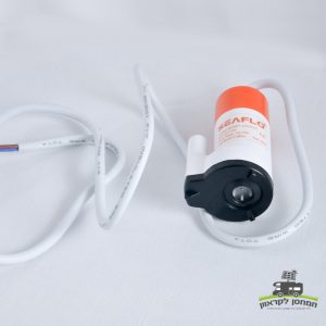 משאבה קומפקטית טבולה לקרוואן SEAFLO 12V עם חיווט לבן, אידיאלי לציוד מחנאות המונע על ידי שמש ומערכות פוטו-וולטאיות; מוצג לראווה על משטח לבן, המדגיש את התאימות שלו לתשתית אנרגיה מתחדשת וייצור חשמל יעיל ממקורות אנרגיה סולארית.