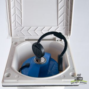 תקריב של מכסה מילוי מים כחול הניתן לנעילה עם מפתח, המשובץ במארז פלסטיק לבן ועמיד - עיצוב פתוח חלקית לגישה מאובטחת בתחנות כוח סולאריות פוטו-וולטאיות. רכיב חיוני לתחזוקת תשתית אנרגיה סולארית; כולל לוגו המקושר לאנרגיה מתחדשת וייצור חשמל בר-קיימא, גלוי בתחתית ימין.