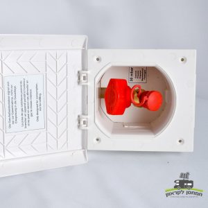 מארז לבן המותקן על הקיר עם דלת פתוחה המציגה שסתום אדום, הוראות הפעלה מפורטות בפנים ולוגו בפינה הימנית התחתונה - מיועד לשילוב עם מערכות אנרגיה סולארית, התקנות טכנולוגיה פוטו-וולטאית ותשתיות אנרגיה מתחדשת לתמיכה בייצור חשמל יעיל וקישוריות מערכת בטוחה.