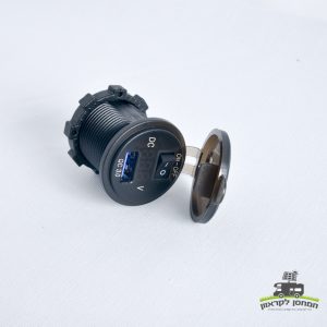 שקע USB שחור עגול עם מתג הפעלה/כיבוי, יציאת USB כחולה וכיסוי מחובר מוצג על רקע לבן. אידיאלי עבור מערכות אנרגיה סולארית, פרויקטים של טכנולוגיה פוטו-וולטאית ותשתיות אנרגיה מתחדשת במערכות ייצור חשמל מחוץ לרשת. מושלם לשילוב בציוד מחנאות או מוצרי קרוואנים המופעלים על ידי פאנלים סולאריים. לוגו של משאית קטנה מופיע בפינה הימנית התחתונה.