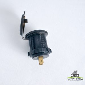 שקע USB גלילי שחור עם מתג ומכסה, המיועד לשילוב במערכות סולריות ומתקנים פוטו-וולטאיים, יושב על משטח לבן. אידיאלי עבור תשתית אנרגיה מתחדשת וייצור חשמל מחוץ לרשת בקרוואנים או קרוואנים. ימין למטה: לוגו הכולל טקסט ואייקון משאית, המדגיש פתרונות טכנולוגיים סולארים ניידים.