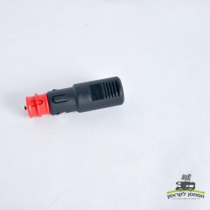 תקע מצית דגם בוש 12V בצבע שחור ואדום, מונח על משטח לבן, מתאים לשימוש עם מערכות סולאריות ניידות, פוטו-וולטאית טכנולוגית, תחנות כוח קטנות וציוד לקמפינג באנרגיה מתחדשת; לוגו קטן מופיע בפינה הימנית התחתונה.