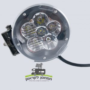 תקריב של פרוג'קטור עגול 6 לד 60W 12V, מנורת עבודה LED עגולה הכוללת מספר עדשות בעלות יעילות גבוהה ותושבת הרכבה יציבה, המיועדת לשילוב עם מערכות סולריות ופוטו-וולטאיות לשיפור פתרונות תאורה חסכוניים באנרגיה. המוצר מוצג על רקע אפור בהיר. להלן לוגו עם טקסט בעברית לצד משאית מאוירת המצוידת בפאנלים סולאריים, בדגש על מוצרים לקרוואנים ולמחנאות התומכים בייצור אנרגיה מתחדשת ותשתית בת קיימא.