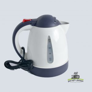 קומקום חשמלי 12V בגווני לבן ואפור עם מד גובה מים גלוי וכבל חשמל לולייני, מונח על רקע בהיר—מתאים במיוחד במערכות אנרגיה סולארית ובתחנות ניידות מבוססות טכנולוגיות פוטו-וולטאית להרתחת מים באופן נוח ויעיל ייצור חשמל אנרגיה מתחדשת.