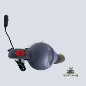 קומקום סולארי 12V בעל עיצוב תואם פוטו-וולטאי, צורה ניידת עם כבל וכפתור הפעלה אדום, מוצג מלמעלה על רקע חלק; לוגו קטן בפינה הימנית התחתונה מדגיש תשתית אנרגיה מתחדשת וייצור חשמל ירוק.