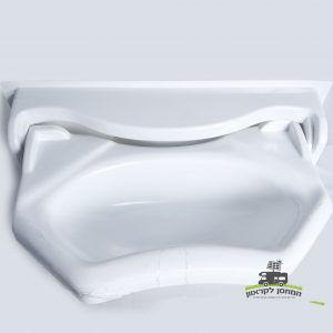 כיור קרמי לבן מתקפל לחדר אמבטיה לקרוואן עם כיור מעוגל ובו סדקים נראים לעין, מצולם מלמעלה. למטה מימין לוגו קטן עם כיתוב בעברית המתייחס לתחנת כוח ביתית, המתייחס לאנרגיה סולארית וטכנולוגיה פוטו-וולטאית לייצור אנרגיה מתחדשת בקרוואנים ותשתיות ניידות. שם המוצר: כור מקלט מתקפל לקרוון.