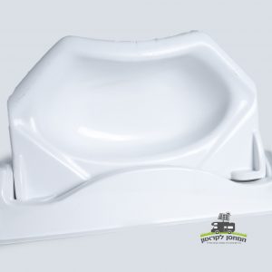 כיור מקלחת לבן מפלסטיק מתקפל לקרוואנים עם קצוות בולטים, הכולל לוגו עברי קטן וגרפיקה של משאית בפינה הימנית התחתונה, שכותרתו 