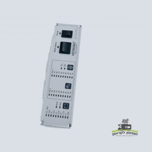 לוח בקרה מתקדם למערכת קרוואן המשלבת טכנולוגיה פוטו-וולטאית, צג מתואר עם שני מתגים שחורים ותצוגת חיווי דיגיטלית לניטור ייצור אנרגיה סולארית; הפנל יכול שליטה ובקרה על אספקת החשמל המתחדשת ומוצג על רקע אפור אחיד.