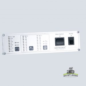 הצג בקרת מערכת קרוואן צבע לבן, מציג לחצנים ואינדיקטורים למתח סולארי, מצב סוללות אנרגיה מתחדשת, מפסק ראשי ושליטה במשאבת מים – אידיאלי עבור תחנות כוח ניידות ומערכות אגירה פוטו-וולטאיות. לוגו עם רכב וטקסט בעברית בפינה הימנית התחתונה מסמל תשתיות אנרגיה ירוקה.