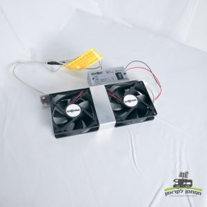 זוג מאווררי מקרר עם בקר, המורכב על מתכת ומחווט לחשמל - אידיאלי עבור תחנות כוח ניידות, ציוד מחנאות ושילוב במערכות אנרגיה סולארית או מערכים פוטו-וולטאיים; מתאים לתשתיות אנרגיה מתחדשת ופתרונות ייצור חשמל מחוץ לרשת. צולם על משטח לבן.