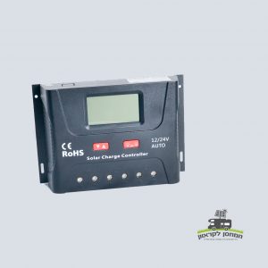 בקר טעינה סולארי PWM 60A עם תצוגה דיגיטלית, עיצוב שחור ומקשיםמנים, מתאים למערכות אנרגיה סולארית פוטו-וולטאית, תחנות כוח ניידות ותשתיות אגירה מתקדמות לייצור חשמל אנרגיה מתחדשת.