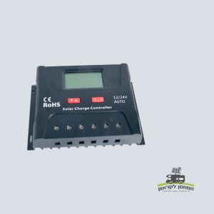 בקר סולארי PWM 60A צבע שחור עם תצוגה דיגיטלית LCD וטרמינלים מסומנים, תקני CE ו-RoHS; מתאים למערכות אנרגיה מתחדשת, טכנולוגית פוטו-וולטאית ומערכות אגירה סולארית בתחנות כוח ביתיות; מוצג על רקע בהיר.