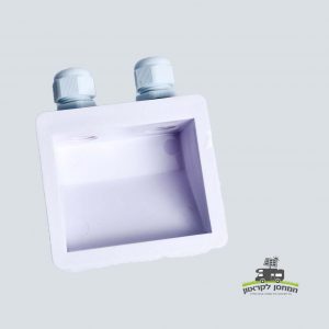 קופסה אנטיגרון אטומה מפלסטיק לבן, עם שני מבלטים לחשמל בחלקה העליון, מיועדת להתקנה בגגות במערכות פוטו-וולטאיות לייצור חשמל סולארי ומתקני אגירה ביתיים באנרגיה מתת. המצולם על רקע אפור בהיר מדגיש את ההתאמה לתשתיות אנרגיה ירוקה. לוגו קטן מופיע בפינה הימנית התחתונה.