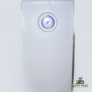 מיכל מים מלבני לבן מפלסטיק בנפח 156 ליטר עם מכסה הברגה במרכז העליון ולוגו בעברית בתחתית ימין, מיועד לשילוב עם מערכות אנרגיה סולארית, מערכי טכנולוגיה פוטו-וולטאית, ייצור חשמל מחוץ לרשת החשמל ויישומי תשתית אנרגיה מתחדשת כגון תחנה כח ביתית או תחנה סולרית.