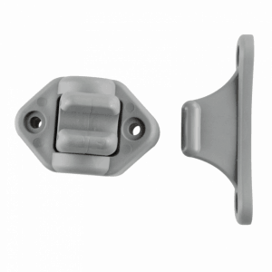 שני תפסי בטיחות לדלתות קרוואן מפלסטיק אפור עם חורי ברגים, מוצגים ממבט קדמי ומצדדי - חומרה חיונית להרכבה מאובטחת של תחנות כוח ניידות, גנרטורים סולאריים או ציוד מערכת פוטו-וולטאית במהלך קמפינג באנרגיה מתחדשת. אידיאלי לארגון אביזרים סולאריים ותמיכה בתשתית חשמל ניידת מחוץ לרשת.