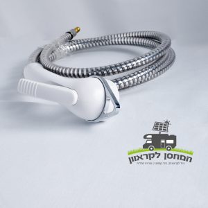 ראש מקלחת ידני לבן של REICH עם צינור כסוף גמיש מוצג על משטח לבן, מתאים לשילוב במקלחות חיצוניות המופעלות על ידי אנרגיה סולארית או במתקני אנרגיה מתחדשת. הלוגו בפינה, הכולל טקסט בעברית ומשאית משלוחים, מרמז על משלוח מהיר עבור ראש דוש + צינור למקלחת חיצונית - אידיאלי למקמים ידידותיים לסביבה המשתמשים בטכנולוגיה פוטו-וולטאית ותשתית לייצור חשמל בת קיימא.