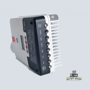 בקר סולארי 60 אמפר MPPT הוא בקר טעינה סולארי מלבני המיועד לייצור חשמל פוטו-וולטאי יעיל, הכולל מספר יציאות מסווגות וסנפירי קירור לתמיכה בתשתית אנרגיה מתחדשת. אידיאלי עבור מערכות אנרגיה סולארית ומוצרים לקרוואנים, מכשיר מתקדם זה מייעל את טעינת הסוללה מפאנלים סולאריים באמצעות טכנולוגיית MPPT. מוצג על רקע רגיל עם לוגו עברי קטן בצד ימין למטה.