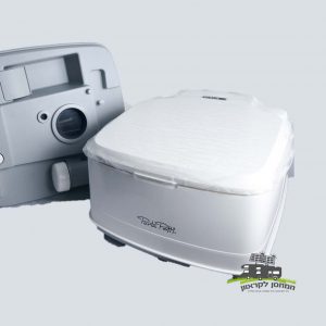 שירותים כימיים ניידים מדגם THETFORD - 165 מוצגים על רקע חלק, תוך הדגשת תאימותם לפתרונות אנרגיה סולארית שאינם מחוברים לרשת החשמל ולתשתיות מתחדשות; עיצוב קומפקטי אידיאלי לאתרים המופעלים על ידי אנרגיה פוטו-וולטאית, מערכי ייצור חשמל בני קיימא וסביבות חוץ ידידותיות לסביבה.