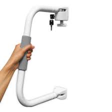 יד אוחזת בידית עלייה + נעילה לקראוואן דגם 46 FIAMMA, מוצג מותקן על קרון לבן המצויד בפאנלים סולאריים על הגג - מנעול מאובטח בצורת L עם מפתח, חיוני להגנה על רכבים עם טכנולוגיה פוטו-וולטאית ומערכות אנרגיה מתחדשת במהלך קמפינג ותוך הפקת אנרגיה סולארית נקייה.