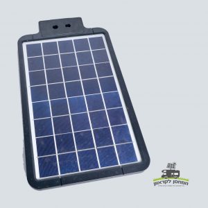 תאורת LED סולארית סולרית בעלת מסגרת שחורה, 15W 6000LM, הכוללת תאים פוטו-וולטאיים כחולים מתקדמים לייצור חשמל יעיל באנרגיה מתחדשת; אידיאלי עבור תשתית אנרגיה סולארית ויישומים מחוץ לרשת כגון קרוואנים. מוצג על רקע רגיל עם לוגו בעברית בפינה הימנית התחתונה.