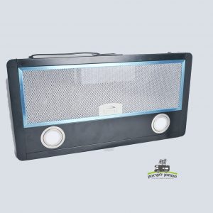 קולט אדים סולארי 12V לקרוואן, בצבע שחור וכסוף, כולל שני גופי תאורה עגולים ומסנן רשת לאוורור יעיל; מתאים לשימוש עם מערכות פוטו-וולטאיות והפקת אנרגיה מתחדשת בקרוואנים או ציוד קמפינג, מותקן על רקע בהיר.