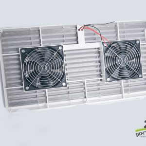 סט מאוורר קרוואן 12V לבן עם פתח אוורור וחיווט חשוף, אידיאלי לציוד מחנאות או ציוד לחניון; תואם לפאנלים סולאריים ומערכות פוטו-וולטאיות לשימוש יעיל באנרגיה מתחדשת וייצור חשמל מחוץ לרשת, המוצג על רקע בהיר.