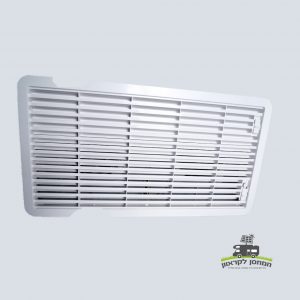 פאנל אוורור מלבני לבן עם דקים אופקיים ושני מאווררים משולבים 12V, מיועד למערכות אנרגיה סולארית קרוואן. מותקן על משטח אפור בהיר, יחידה זו תומכת בזרימת אוויר וקירור יעילים עבור טכנולוגיה פוטו-וולטאית (PV) והגדרות אנרגיה מתחדשת מחוץ לרשת. אידיאלי לשיפור יציבות ייצור החשמל בסביבות קמפרונים או קמפינג באמצעות תשתית סולארית. כולל לוגו עברי קטן בצד ימין למטה.