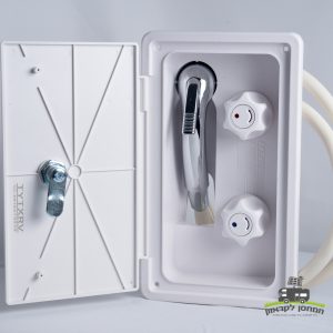 מקלחון קרוואן לבן חיצוני עם כיסוי הרמה, הכולל ראש מקלחת כף יד וברזים כפולים למים חמים וקרים - ציוד קמפינג מושלם שנועד להשתלב בצורה חלקה עם מערכות אנרגיה סולארית, טכנולוגיה פוטו-וולטאית ותשתית אנרגיה מתחדשת לייצור חשמל יעיל מחוץ לרשת.