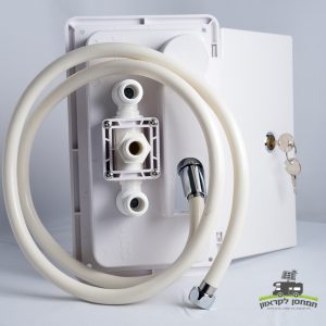 מקלחת חיצונית לקרוואן המופעלת על הקיר באמצעות אנרגיה סולארית עם חיבור לצינור ומחבר כרום, המיועד לשילוב עם מערכות פוטו-וולטאיות כדי לרתום אנרגיה סולארית מתחדשת לייצור חשמל יעיל; סט מפתחות כלול. אידיאלי עבור תשתית קרוואנים בת קיימא. לוגו עם טקסט בעברית המדגיש את הטכנולוגיה הסולארית מופיע בפינה הימנית התחתונה.