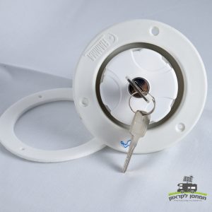 כניסת מים לבנים לקראוון עם פקק פלסטיק הניתן לנעילה ומפתחות מחוברים, מוצג על משטח לבן לצד טבעת עגולה תואמת; מיועד לשימוש במערכות אנרגיה סולארית, מתקני טכנולוגיה פוטו-וולטאית ותשתיות אנרגיה מתחדשת מחוץ לרשת. מושלם עבור ציוד מחנאות או פתרונות ייצור חשמל בקרוואנים המשתמשים בפאנלים סולאריים. לוגו קטן ירוק ושחור בצד ימין למטה.