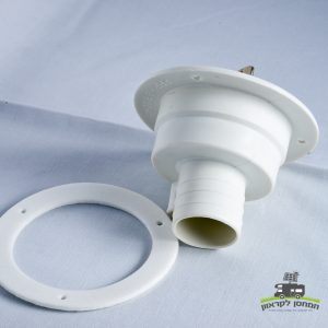 מחבר כניסת מים מפלסטיק לבן עם אוגן עגול וטבעת נפרדת, המיועד לקרוואנים המונעים על ידי שמש ותשתיות אנרגיה מתחדשת - חיוני לניהול מים יעיל במערכות פוטו-וולטאיות וייצור חשמל מחוץ לרשת; המוצר מוצג על משטח בהיר.