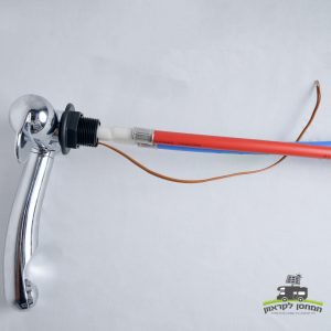 ברז מטבח חשמלי מתקפל לקרוואן או אדוםאכטה, כולל ידית כרום, מחובר לצינורות מים וכחול ולחוט חשמל חום—נפלא שימוש בתחנות כוח סולאריות ניידות, מערכות פוטו-וולטאיות לקרוואנים ומבני תשתיות אנרגיה מתחדשת; מצולם על רקע לבן.