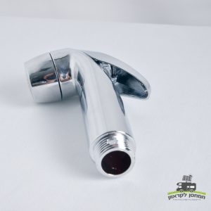 ראש מקלחת סולארי לקמפינג, מיועד לשימוש חיצוני יעיל עם טכנולוגיה פוטו-וולטאית משולבת לחימום מים בר-קיימא. המוצר נשען על משטח לבן, ומדגיש את תפקידו בתשתיות אנרגיה מתחדשת וייצור חשמל מחוץ לרשת. לוגו קטן עם משאית וטקסט בעברית מופיע בפינה הימנית התחתונה, המעיד על אותנטיות וזהות המותג.