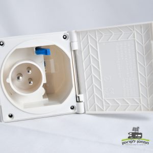 שקע כניסת חשמל לקרון לבן עם כיסוי מגן פתוח, המיועד למערכות אנרגיה סולארית ושילוב טכנולוגיה פוטו-וולטאית - אידיאלי להפעלת תחנות כוח ניידות או ציוד מחנאות באמצעות מקורות אנרגיה מתחדשים. לוגו בעברית נראה בפינה הימנית התחתונה, המדגיש את הרלוונטיות שלו לתשתית ייצור חשמל בת קיימא.