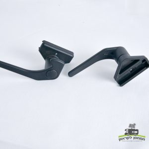 שני מנעולי חלונות מפלסטיק שחור עם בסיסי הרכבה מוצגים על משטח לבן, אידיאליים לאבטחת פאנלים סולאריים פוטו-וולטאיים או תאי אנרגיה מתחדשת במתקנים ניידים או ביתיים. בפינה הימנית התחתונה, לוגו קטן עם כיתוב בעברית מצטט את המילה 