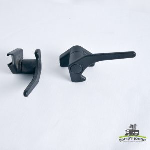 שני תבניות פלסטיק שחורות עם קצוות הרכבה שונים המוצגות על משטח לבן; חומרה אידיאלית לשיפור מערכות אנרגיה סולארית, מתקנים פוטו-וולטאיים, תחנות כוח ניידות ותשתיות אחסון אנרגיה מתחדשת. בפינה הימנית התחתונה מופיע לוגו קטן של החברה.