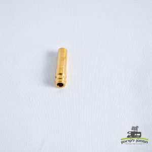 צינור גז חיצוני מפליז למערכות אנרגיה סולארית, המוצג על משטח לבן בעל טקסטורה, ליד לוגו של משאית, כיתוב בעברית ו