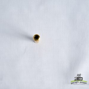 פיה אחת לגז חיצוני (פיית גז חיצונית) מונחת על משטח בד לבן, עם לוגו קטן וטקסט עברי המתייחסים לתחנת כוח ביתית (תחנת כוח ביתית), הממחישה רכיבים המשולבים לעתים קרובות במערכות אנרגיה מתחדשת ותשתיות פוטו-וולטאיות לייצור חשמל מבוזר המופעל על ידי אנרגיה סולארית.