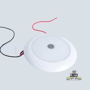 תאורת לד עגולה 12V עם מפסק, צבע לבן, כולל כפתור הפעלה מרכזי וחוטים אדום ושחור – אידיאלי לשילוב במערכות סולאריות ניידות, ציוד קמפינג המופעל באנרגיה מתחדשת או תחנות כוח סולאריות קטנות. מוצגת על רקע אפור בהיר. מנורה זו מתאימה במיוחד למתקני פוטו-וולטאים ויישומי ייצור חשמל מהשמש.