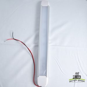 פס תאורה לד 12/24V מוגן מים לאנרגיה סולארית – פס ארוך עם חוטי חיבור אדום ושחור, מונח על משטח לבן, אידיאלי למערכות פוטו-וולטאיות, ייצור חשמל סולארי ותשתיות אנרגיה מתחדשת לקרוואנים וחנות כוח ניידות.